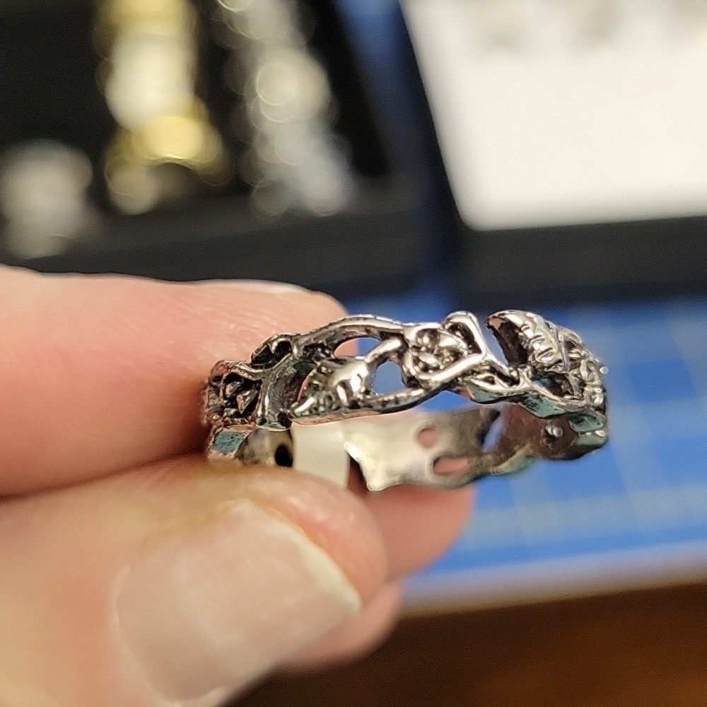 Vine Leaves All Around Silver Tone Ring Size 9